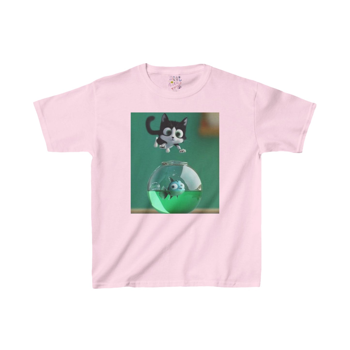 Camiseta infantil de manga corta con gato saltando sobre una pecera
