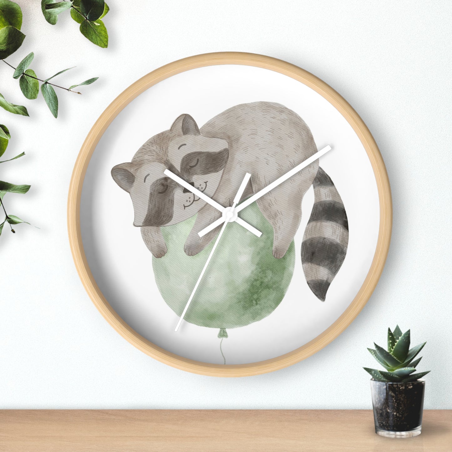 Reloj de pared Mapache sobre globo verde