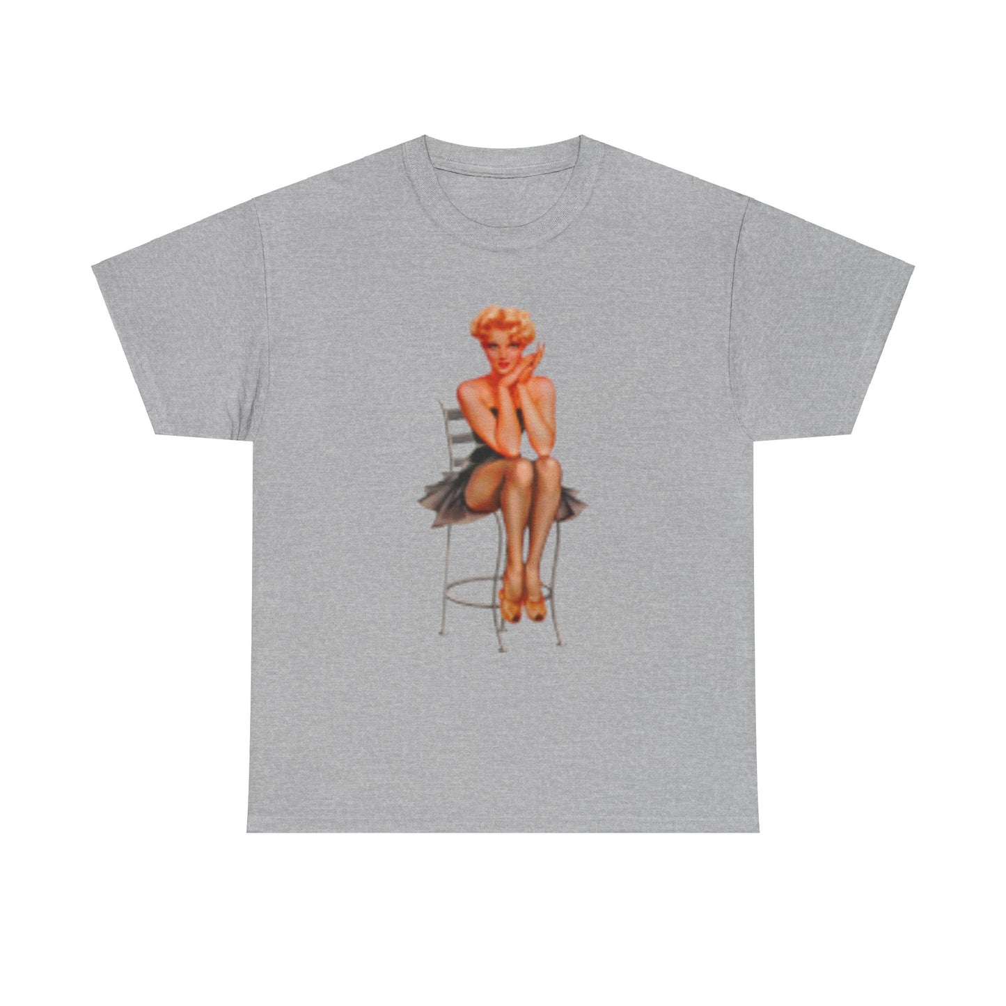 Camiseta tallas grandes retro hermosa mujer sentada en silla