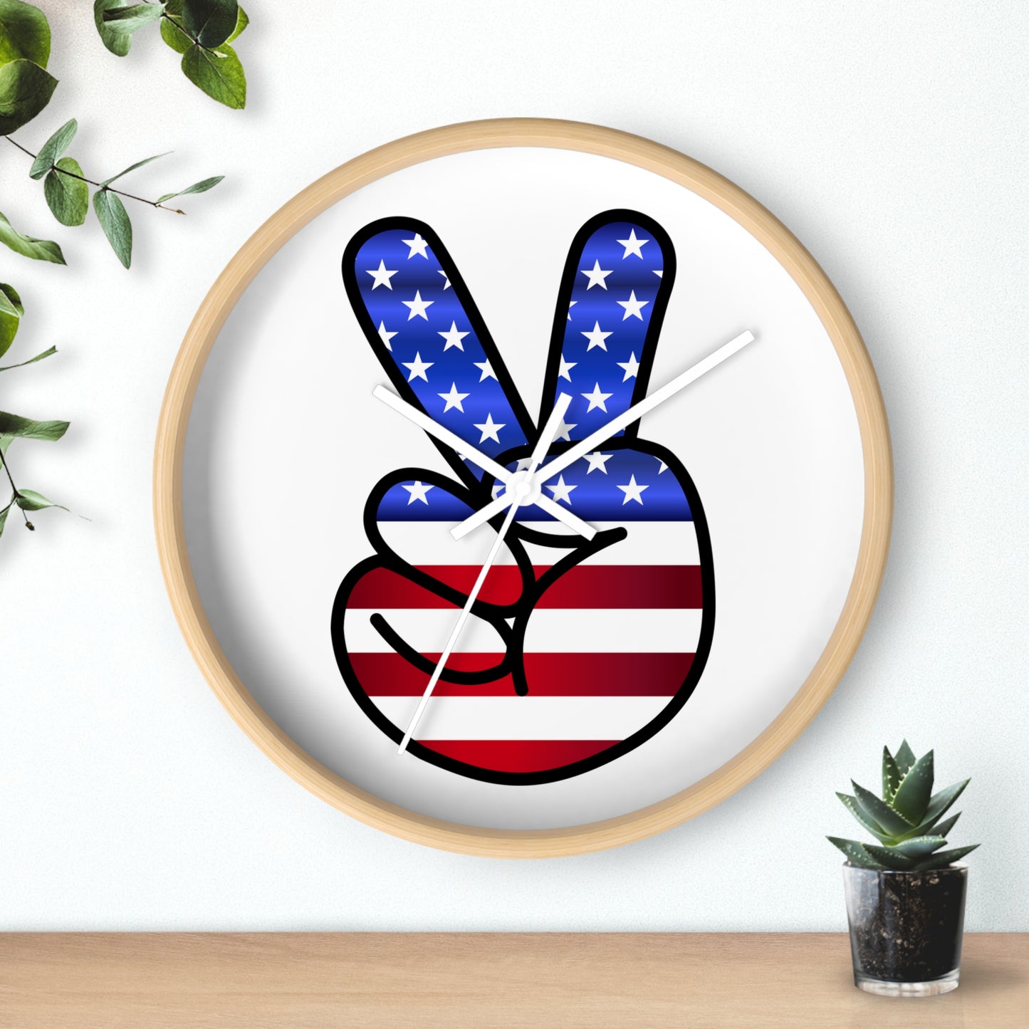 Reloj de pared rojo, blanco y azul con símbolo de la paz