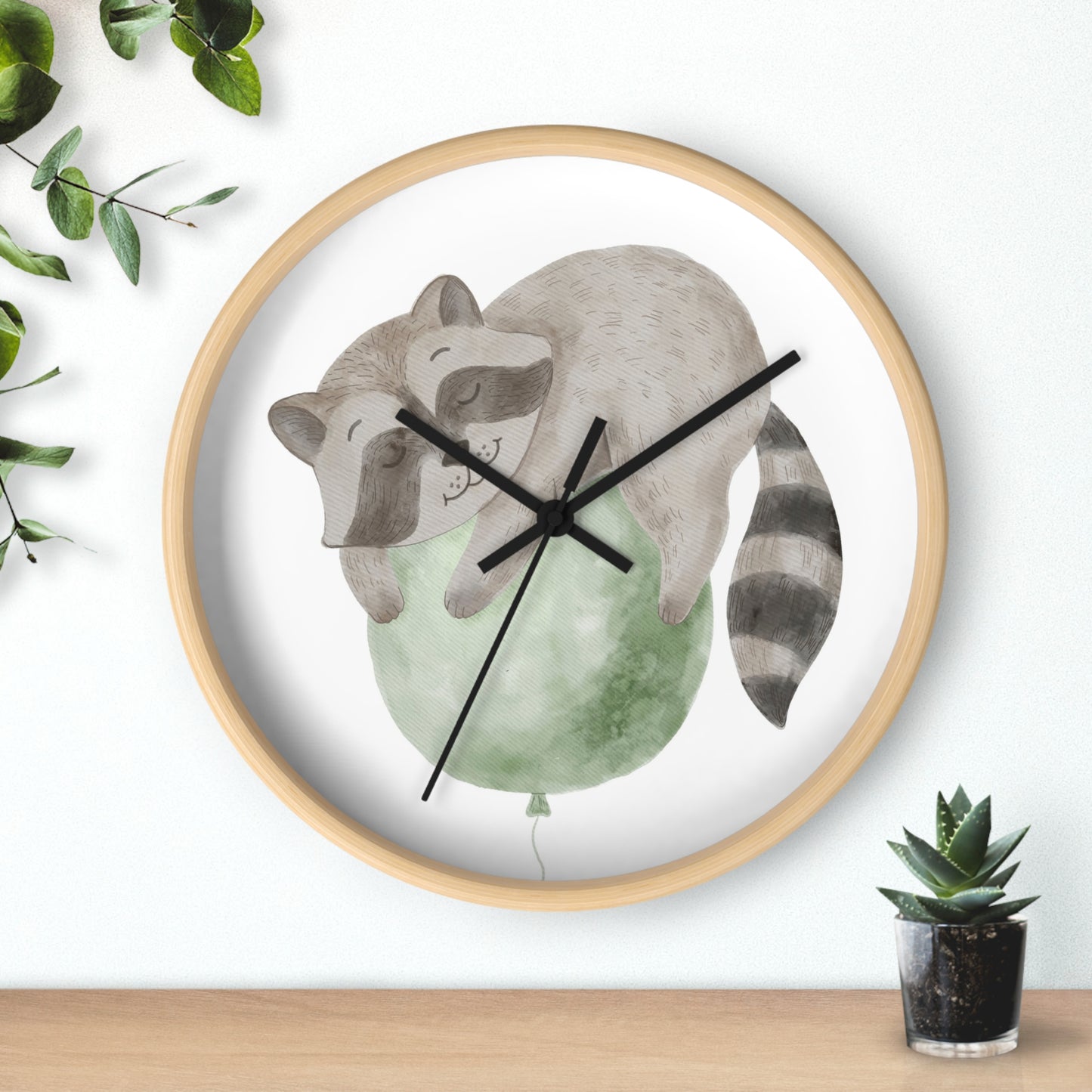 Reloj de pared Mapache sobre globo verde