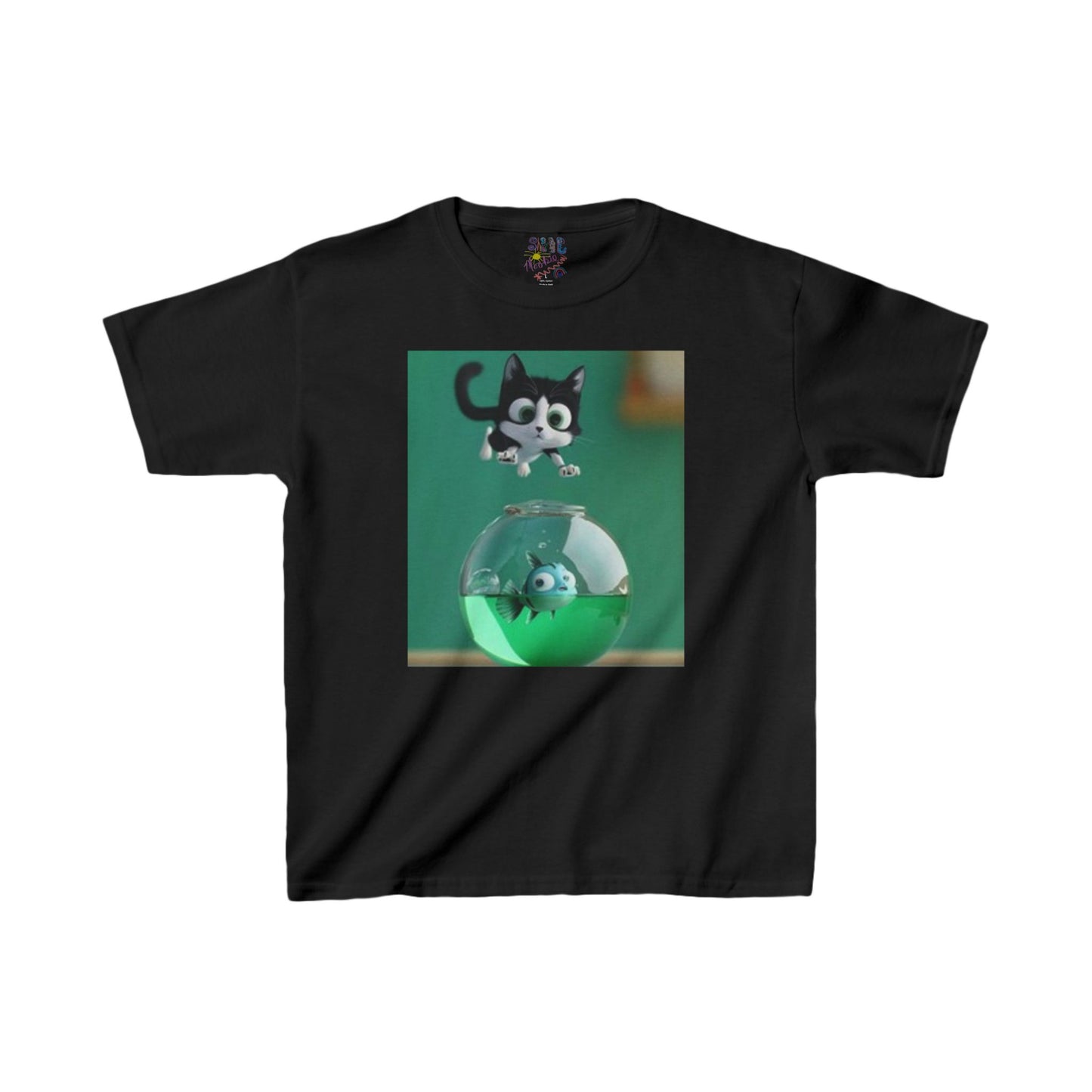 Camiseta infantil de manga corta con gato saltando sobre una pecera