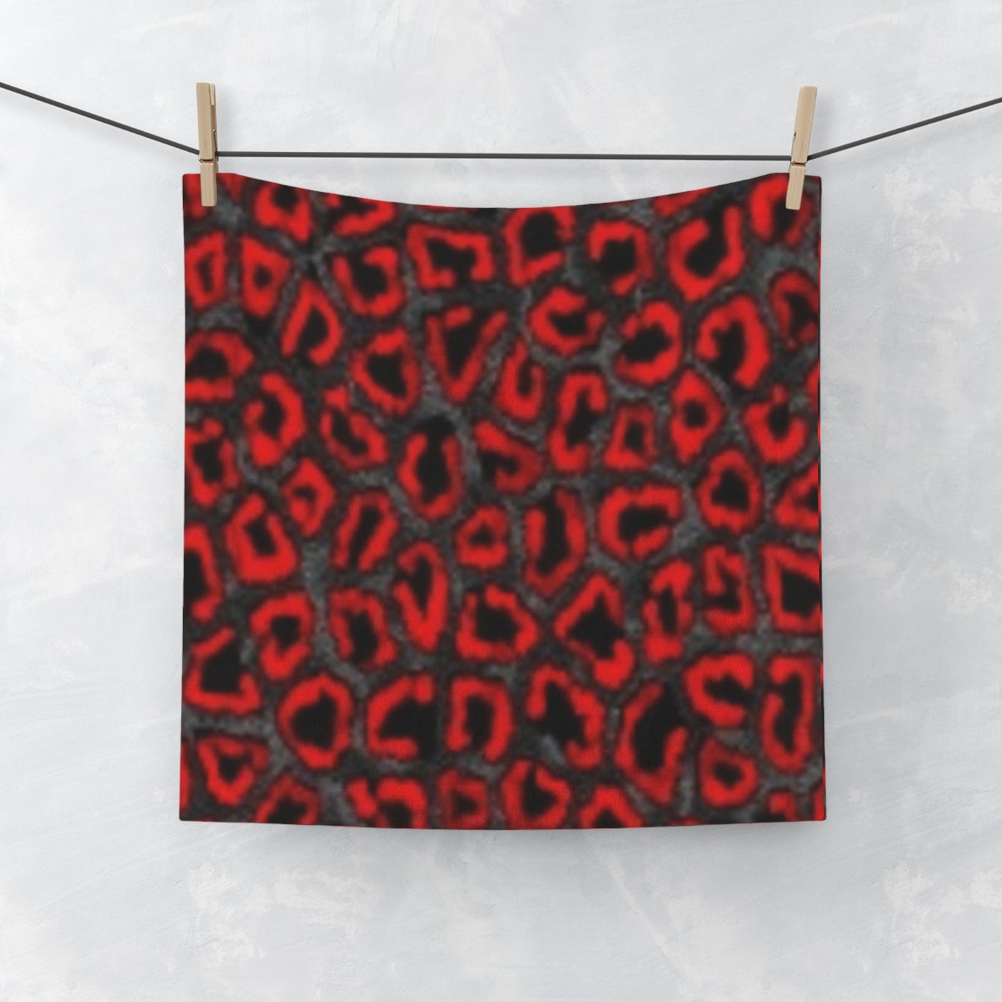 Toalla facial con estampado de leopardo rojo intenso: un elegante accesorio de baño para los amantes del estampado animal.