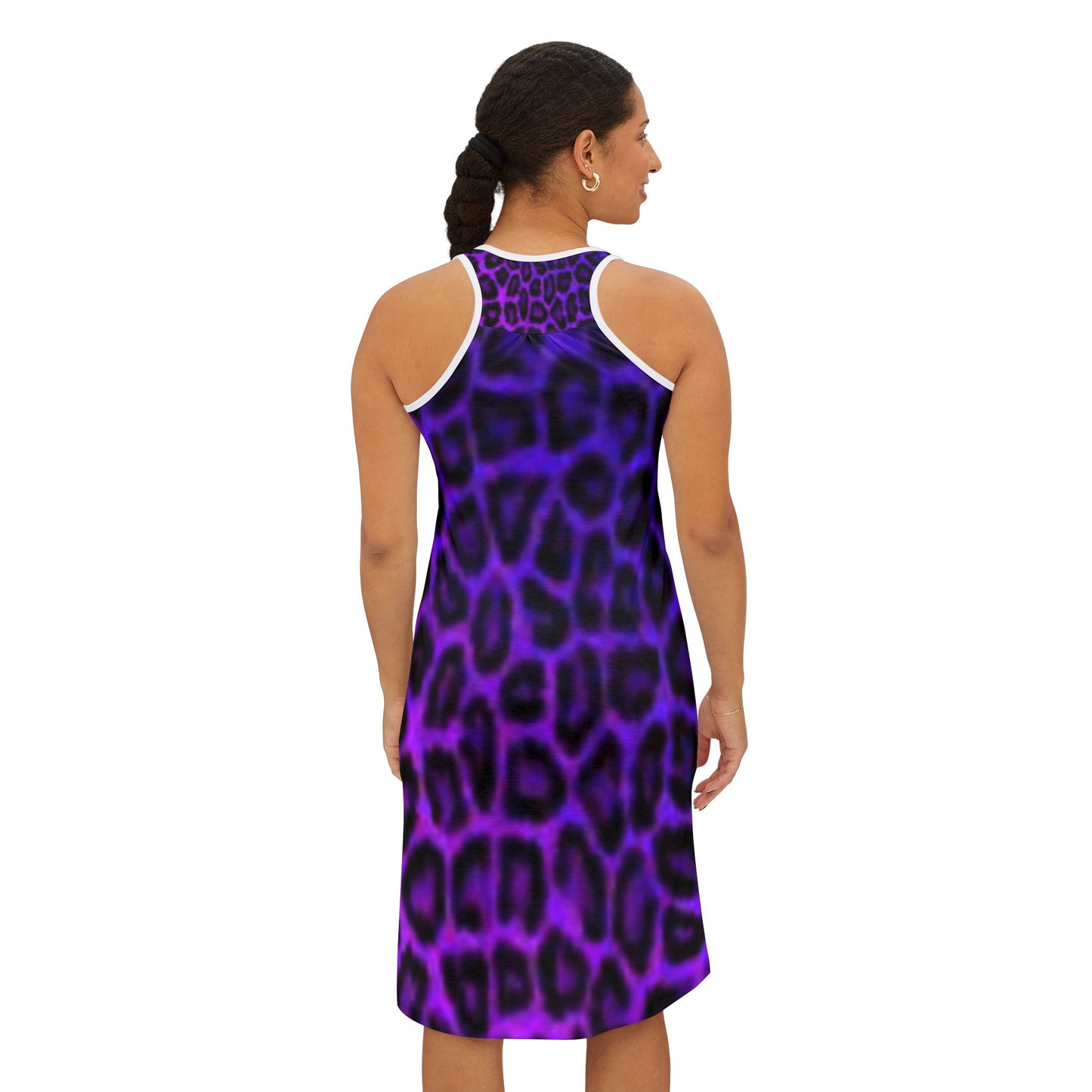 Vestido de mujer con espalda nadadora y estampado de leopardo morado: un atuendo de verano elegante y moderno
