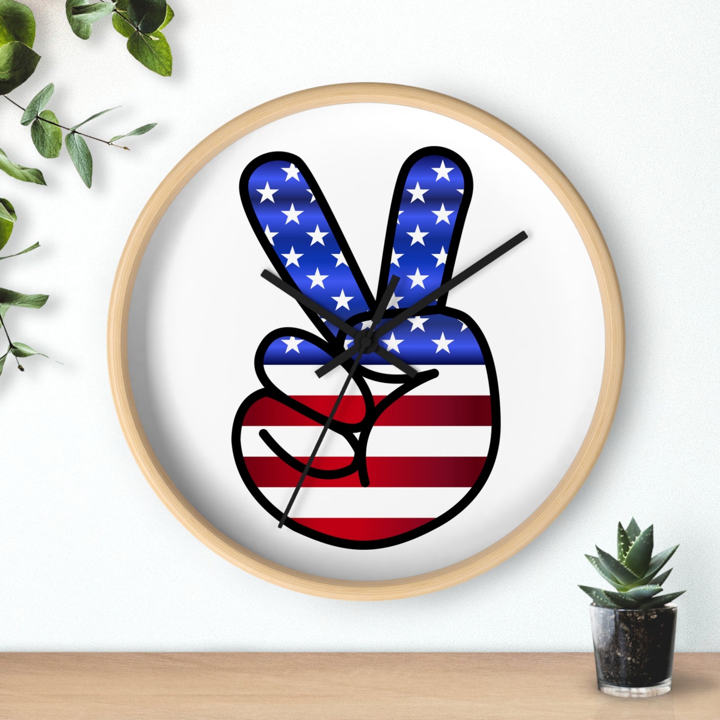 Reloj de pared rojo, blanco y azul con símbolo de la paz