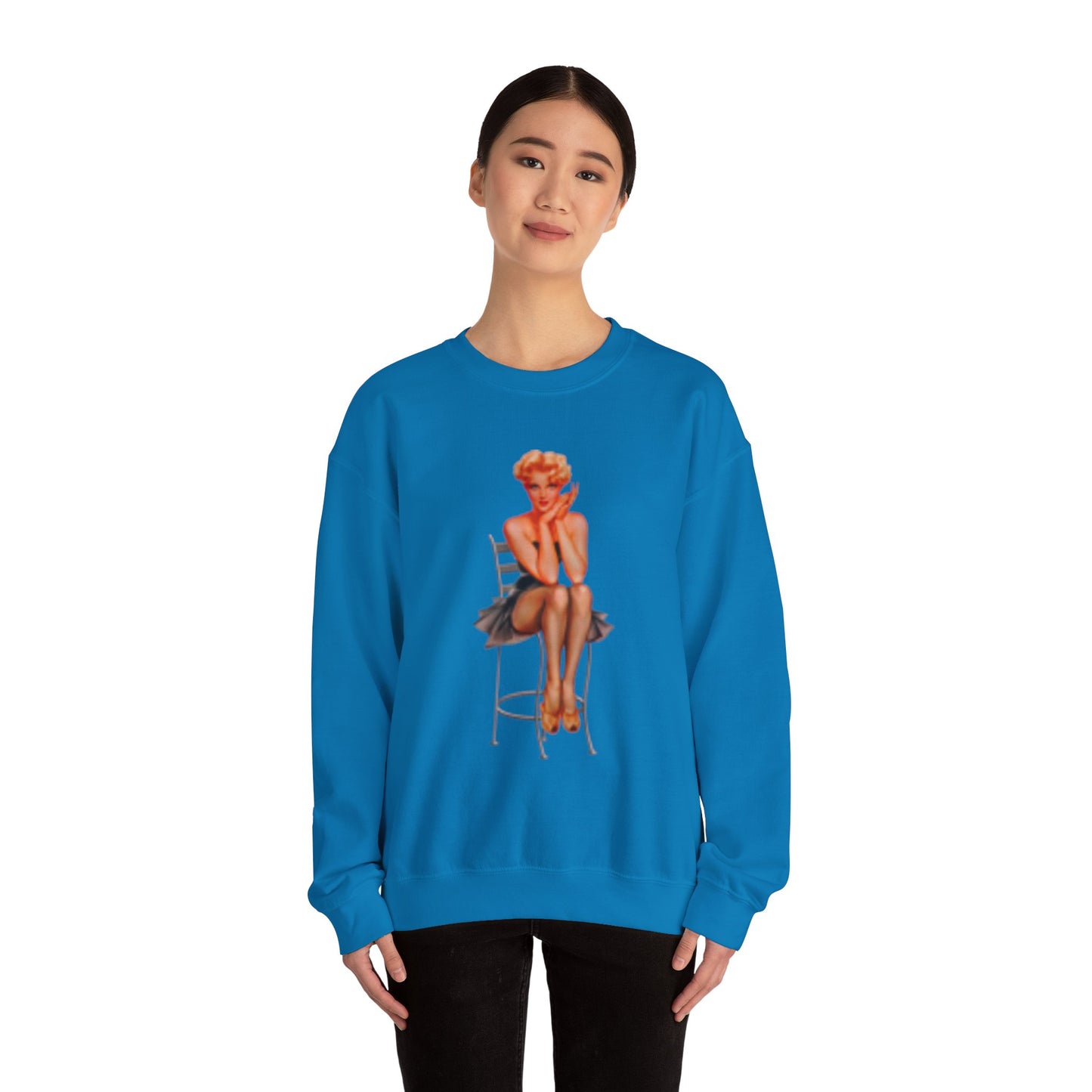 Sudadera retro hermosa mujer sentada en silla