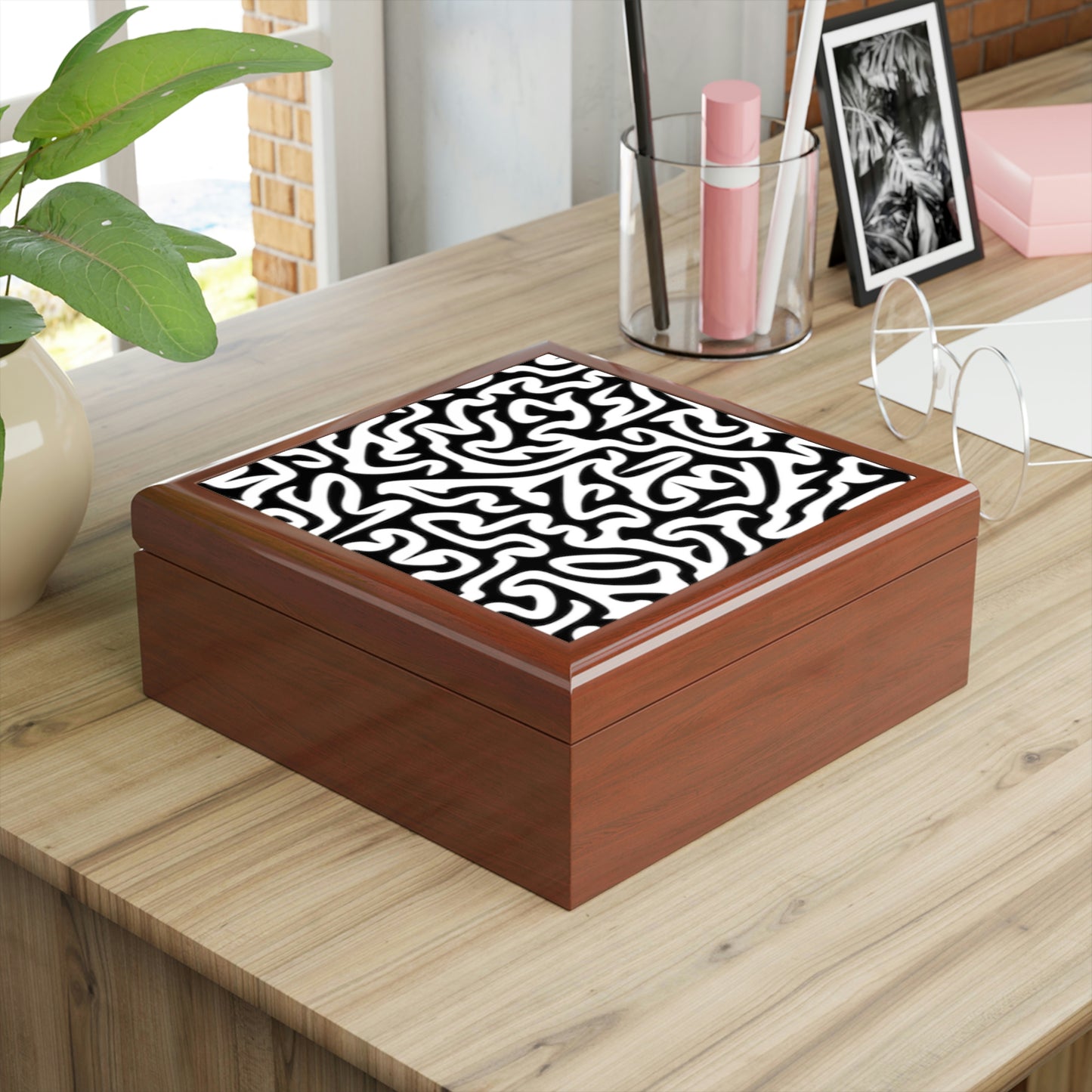 Joyero en blanco y negro con forma de laberinto para mantener mis objetos de valor a salvo