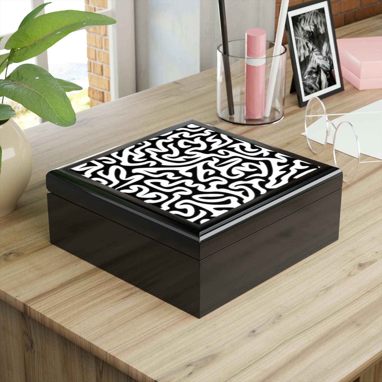 Joyero en blanco y negro con forma de laberinto para mantener mis objetos de valor a salvo