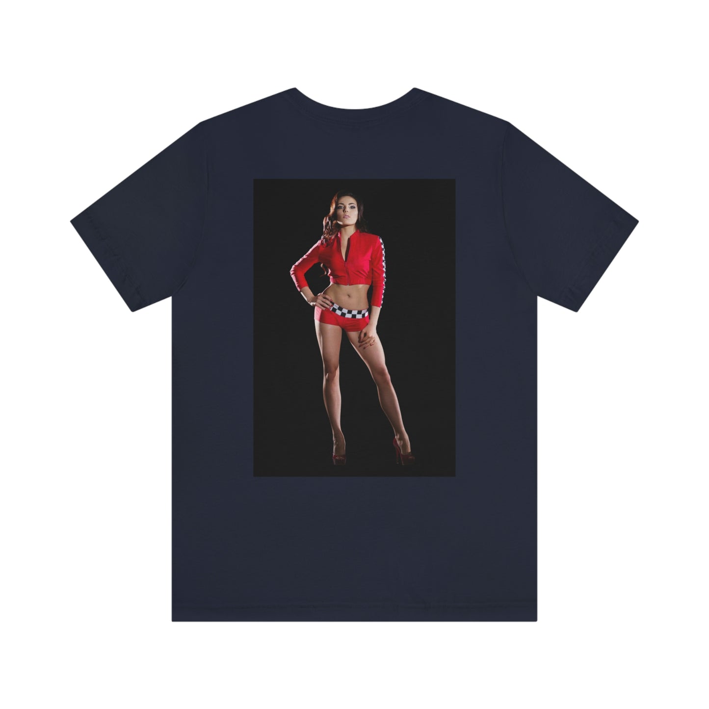 Camiseta unisex de manga corta con chica sexy en rojo, pista de carreras jugando al billar, carreras de caballos