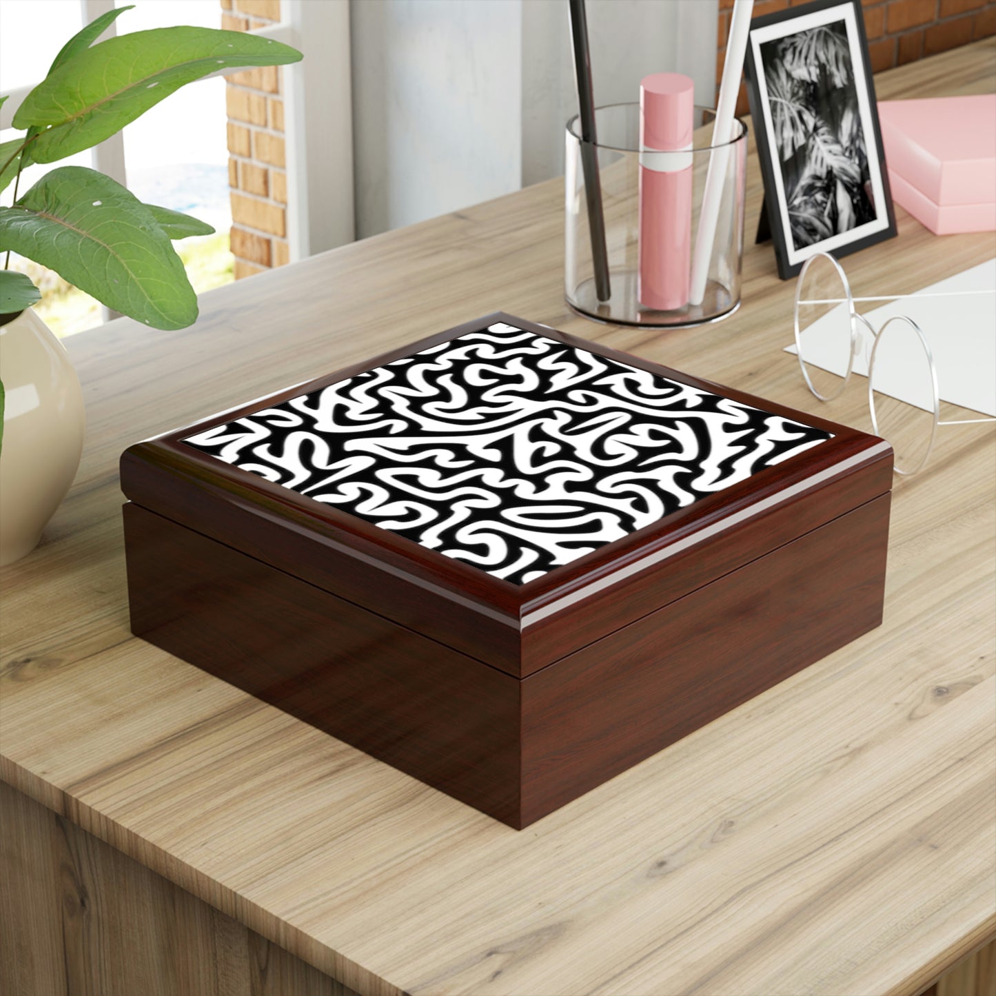 Joyero en blanco y negro con forma de laberinto para mantener mis objetos de valor a salvo