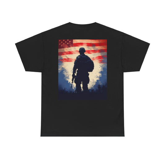 Camiseta con bandera de Estados Unidos y hombre militar con pistola