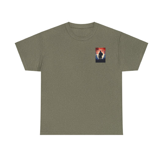 Camiseta con bandera de Estados Unidos y hombre militar con pistola