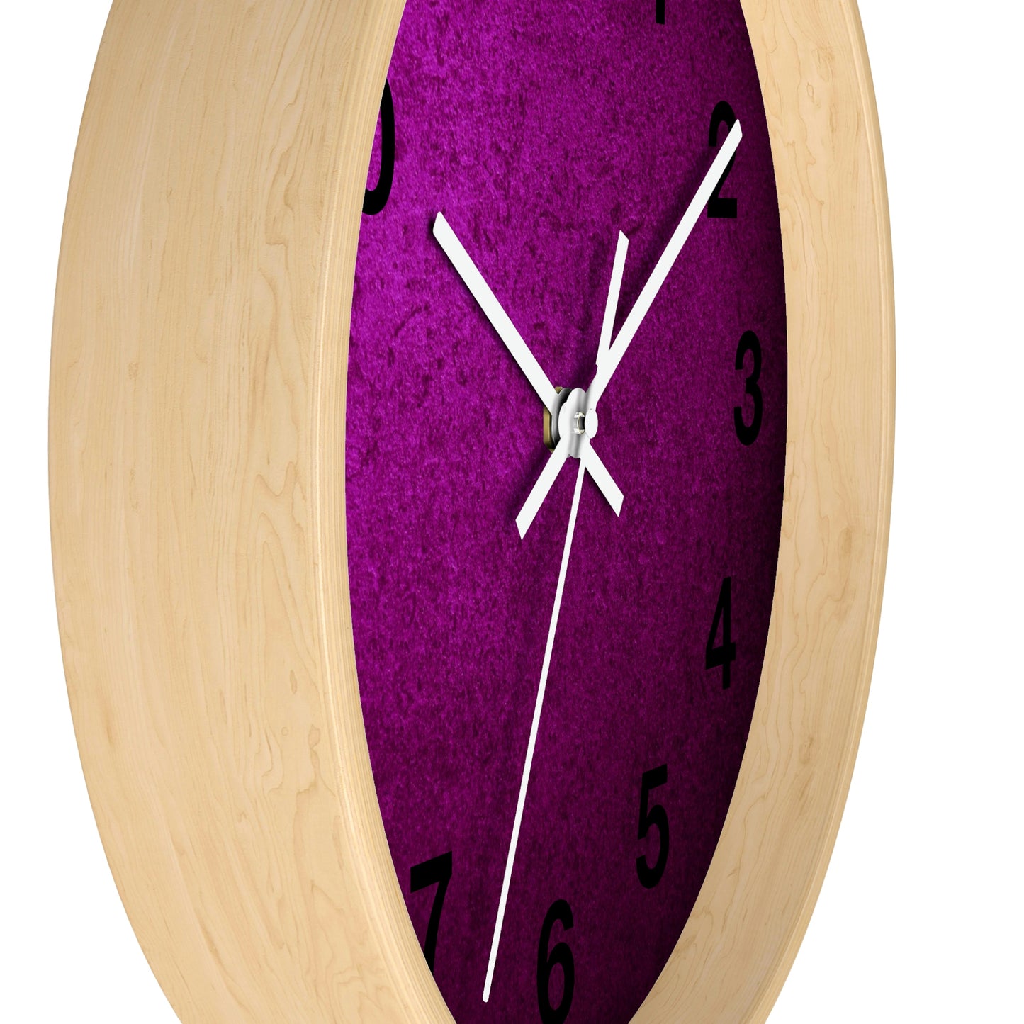 ¡El reloj de pared de color morado ciruela luce fabuloso en la cocina!