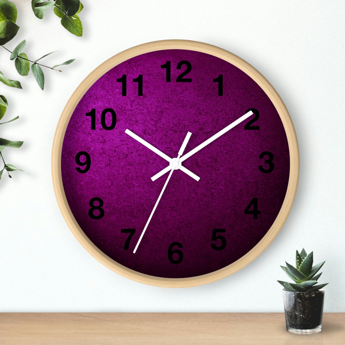 ¡El reloj de pared de color morado ciruela luce fabuloso en la cocina!