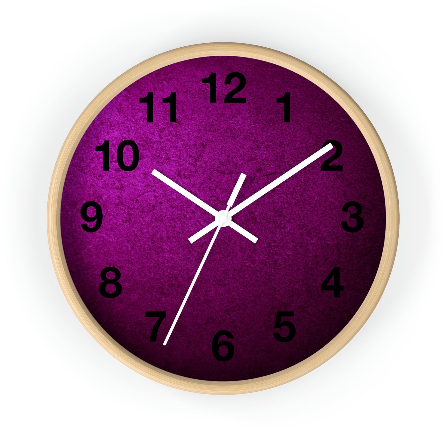 ¡El reloj de pared de color morado ciruela luce fabuloso en la cocina!