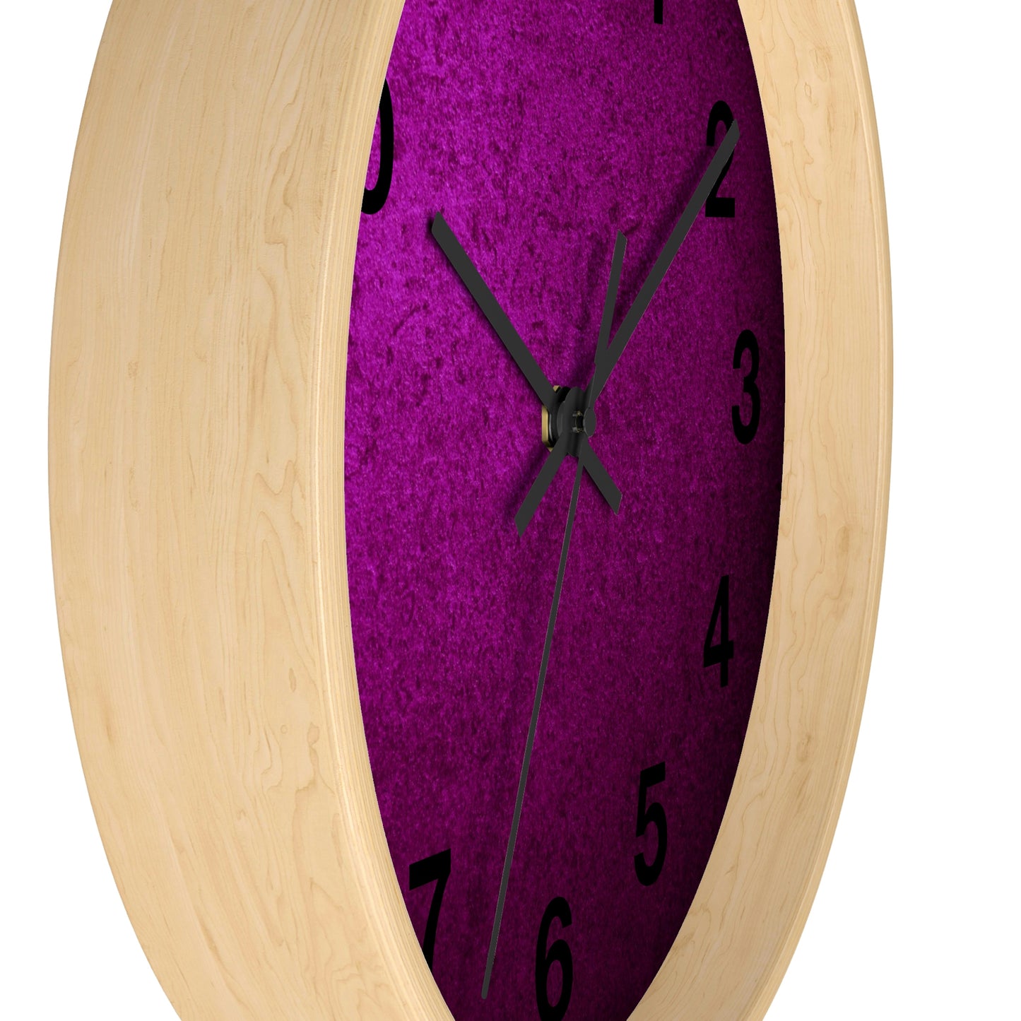 ¡El reloj de pared de color morado ciruela luce fabuloso en la cocina!